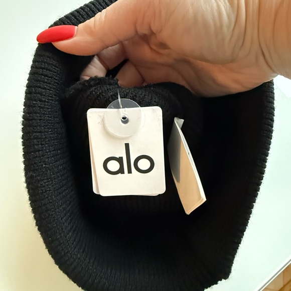 ALO Yoga Beanie - Picture 5 of 8